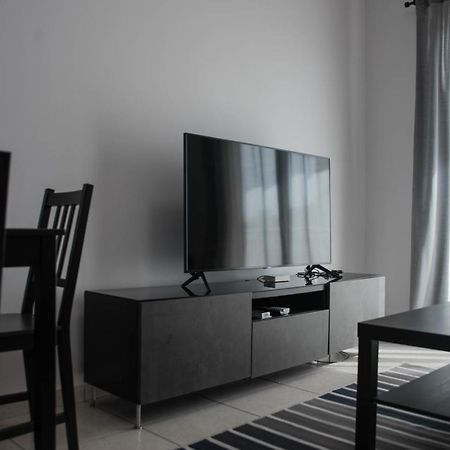 Renovated One Bedroom Apartment In Paphos With Pool Exterior photo